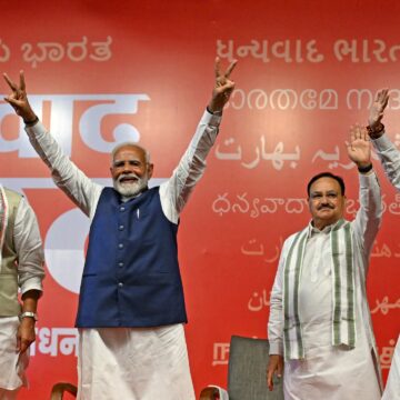 Indiens Modi uppmanade att sätta en "ambitiös" ekonomisk agenda efter Indiens Modi uppmanade att sätta en "ambitiös" ekonomisk agenda efter en ödmjukelse i opinionsundersökningen