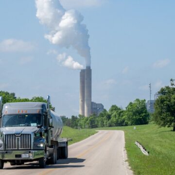 Användning av fossila bränslen, utsläppen slog rekord under 2023, säger industrirapporten

