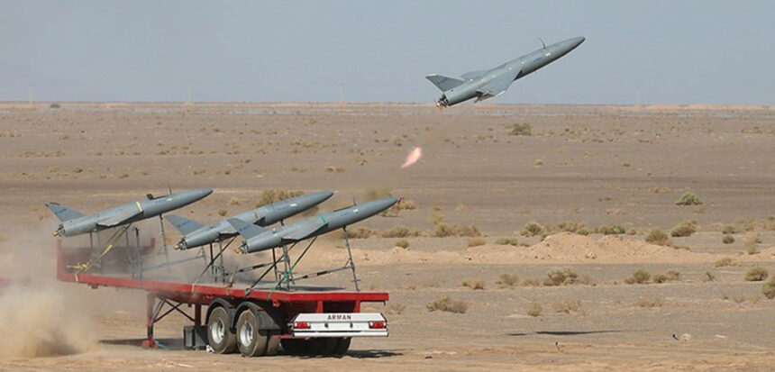 Bakgrund: Iran Power Projection in Wartime cc Tasnim News Agency, modified, https://commons.wikimedia.org/w/index.php?search=iran%20drone&ns0=1&ns6=1&ns12=1&ns14=1&ns100=1&ns106=1#/media/File:Iranian_drone_exercise_in_2022_-_Day_2_(52).jpg