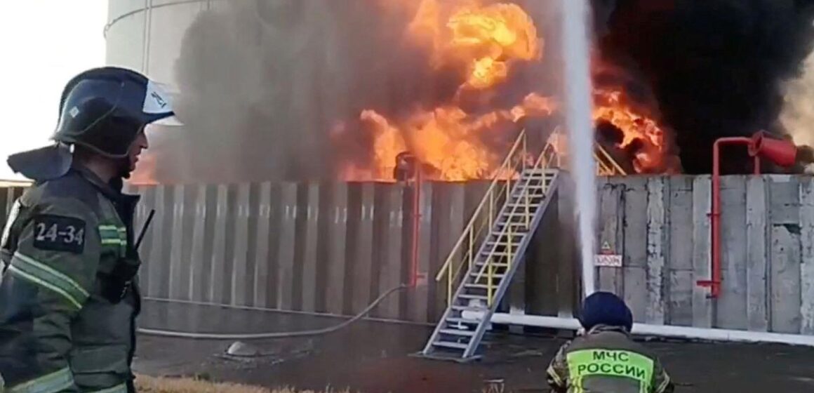 Bör Ukraina fortsätta attackera ryska oljeraffinaderier?
