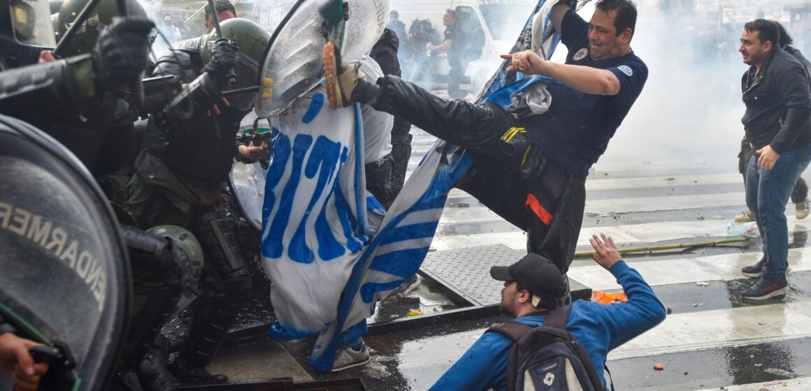 Buenos Aires ser våldsamma protester över Mileis reformer i Argentina Buenos Aires ser våldsamma protester över Mileis reformer i Argentina | Protester Nyheter