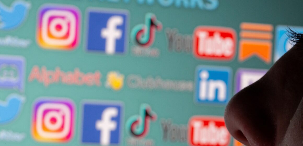 Den amerikanska kirurgen kräver varningsetiketter på sociala medieplattformar

