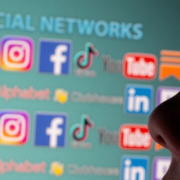 Den amerikanska kirurgen kräver varningsetiketter på sociala medieplattformar Den amerikanska kirurgen kräver varningsetiketter på sociala medieplattformar