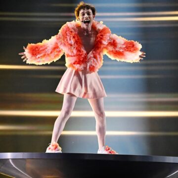 Eurovision kröner den schweiziska sångaren Nemo efter en omtvistad tävling
