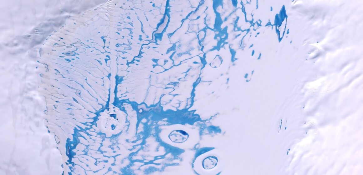 Slushy Surprise: AI avslöjar dubbelt så mycket smältvatten på Antarktis ishyllor

