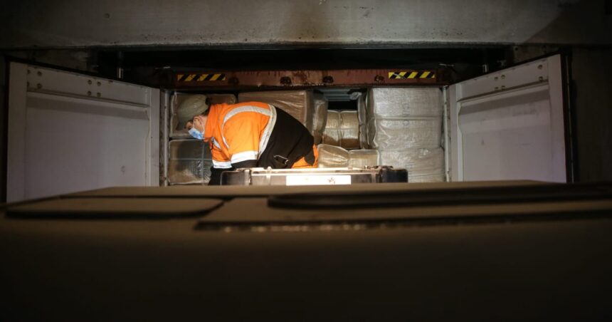 Kokainbeslag faller i EU:s stora hamnar när gängen riktar sig Kokainbeslag faller i EU:s stora hamnar när gängen riktar sig mot enklare vägar