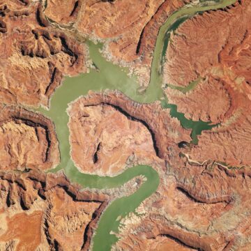 Avtäckning av Lake Powells geologiska underverk från rymden

