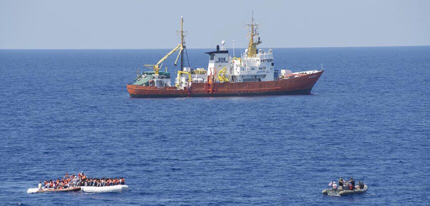 Endast ett heltäckande tillvägagångssätt kommer att lösa Migration i Medelhavet cc Flickr, modified, Commander, U.S. Naval For, 160729-N-ZE250-283 MEDITERRANEAN SEA (July 29, 2016) - Sailors assigned to USS Carney (DDG 64) provide security while members of the SOS Mediterranee ship MS Aquarius rescue migrants on a small craft in the Mediterranean Sea July 29, 2016. Carney, an Arleigh Burke-class guided-missile destroyer, forward deployed to Rota, Spain, is conducting a routine patrol in the U.S. 6th fleet area of operations in support of U.S. national security interests in Europe. (U.S. Navy photo by Mass Communication Specialist 3rd Class Weston Jones/Released)