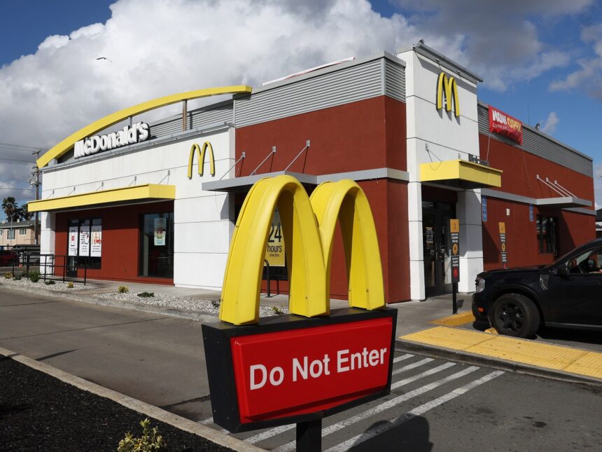 McDonald's minskar frukosttimmar i Australien när fågelinfluensan når äggtillgången

