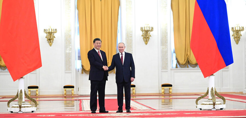 Mikromilitarism och de framväxande skotten i en multipolär värld cc kremlin.ru, modified, https://upload.wikimedia.org/wikipedia/commons/8/81/Putin-Xi_meeting_%282023%29.jpg