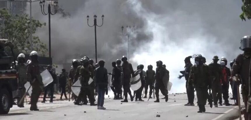 Protester bryter ut när skuldtyngda Kenya testar gränserna för åtstramning cc Capital FM Kenya, modified, 2024 Kenya protests, https://commons.wikimedia.org/w/index.php?search=kenya%20protest&ns0=1&ns6=1&ns12=1&ns14=1&ns100=1&ns106=1#/media/File:Kenya_2024_protests_(17).jpg