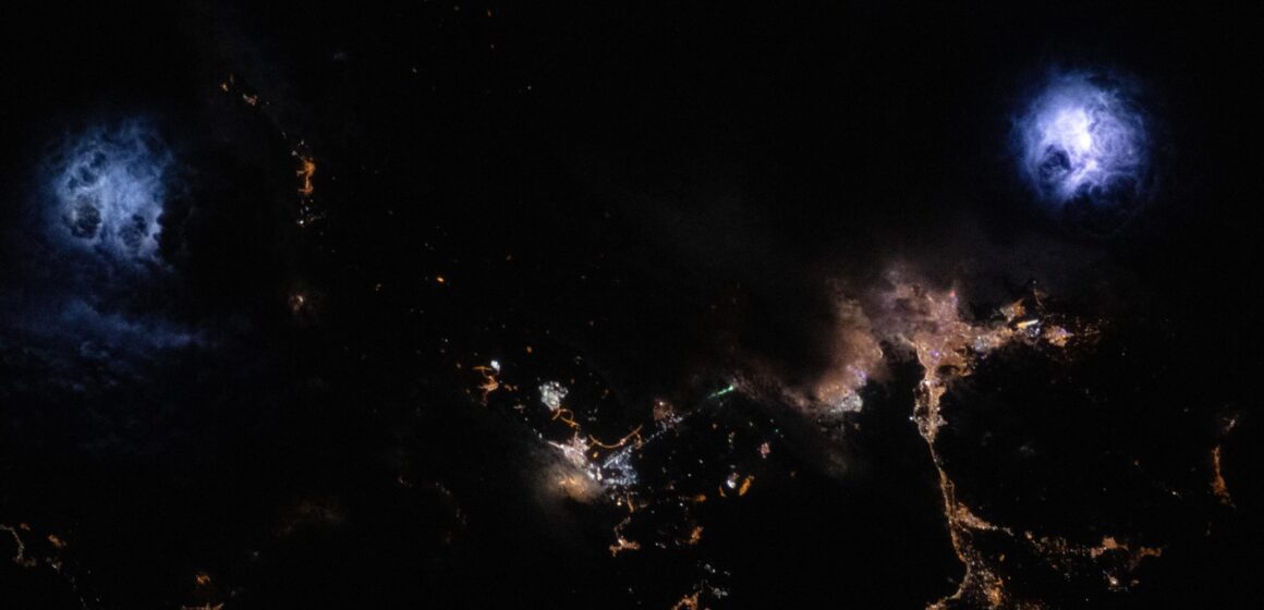 Skyfire Spectacle: Lightning Unleashed Over Türkiye

