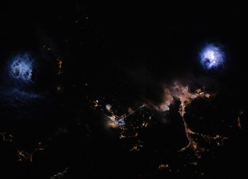 Skyfire Spectacle: Lightning Unleashed Over Türkiye

