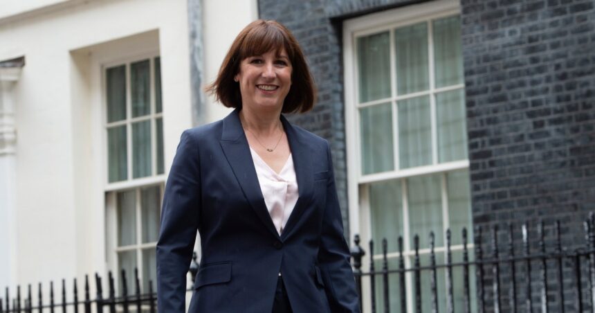 Storbritanniens finanschef anklagar den tidigare regeringen för "täckning" på flera Storbritanniens finanschef anklagar den tidigare regeringen för "täckning" på flera miljarder pund