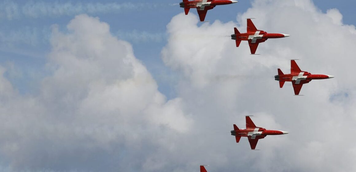 Putin, kontanter och vapen föranleder "explosiv" omtanke om schweizisk neutralitet
