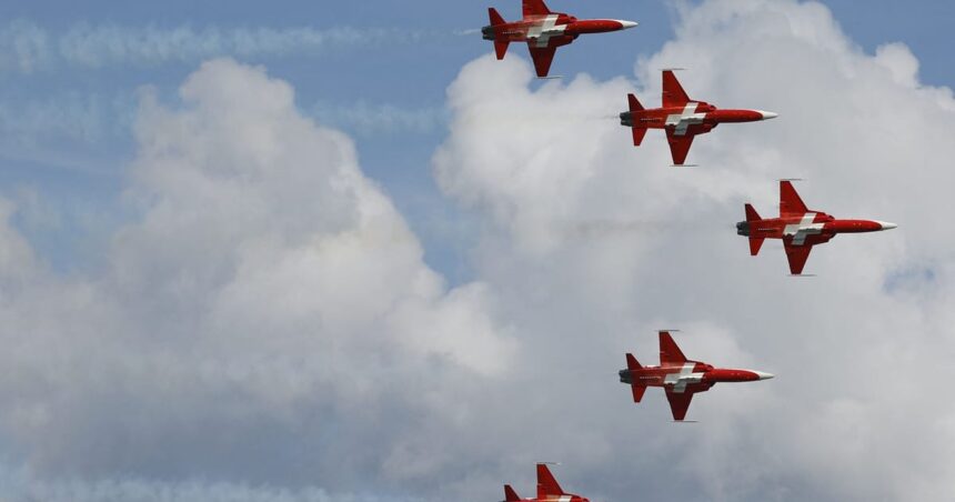 Putin, kontanter och vapen föranleder "explosiv" omtanke om schweizisk neutralitet Putin, kontanter och vapen föranleder "explosiv" omtanke om schweizisk neutralitet