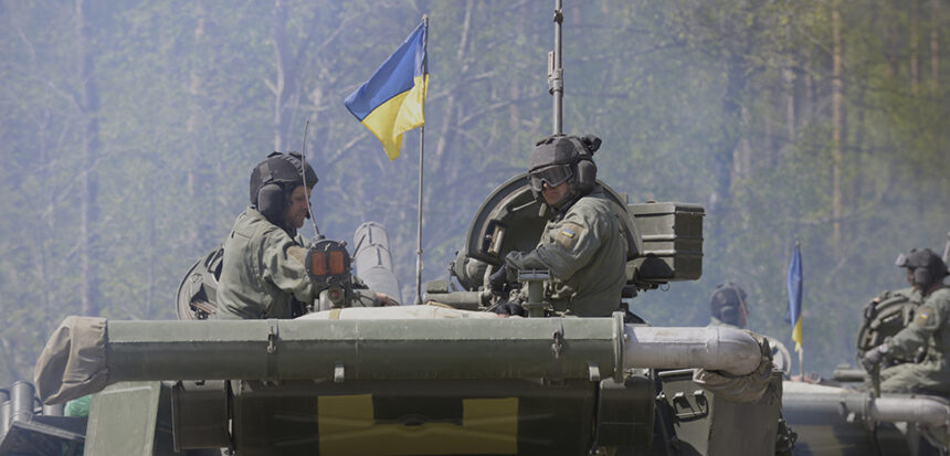 Det är dags för USA att ändra strategin för Ukraina cc 7th Army Training Command, modified, https://flickr.com/photos/7armyjmtc/34533449596/in/photolist-UBAXro-2nNcEP3-2njFVnt-29oEcSX-UtGYoK-2ojhToM-TrDSaF-TrDN8T-TrDVTn-2ncvohD-2nN2tMr-2nom7cX-TrDH1Z-2n5UuRQ-UqVH8Y-eg9yha-UBAYPy-edugEi-UBB1XG-2n5URZj-2n5RE2o-a7mJSi-UeFS5Y-2n5ZsEj-2ojhTr2-TrDQ1R-m9gNdr-UBAZXq-2nhyd1R-U67ViA-6Ffh4s-dnUEoq-2ojT16E-kBEgJ1-2n63y8M-2hjqtXM-2nN1knL-7wJa5b-2pPPEqv-kAikdT-bGDqGZ-28aUrRx-TAzLBv-2nhpBkp-2oMSQ8g-64PXio-2hC3wSR-2ojh3cK-9Ws2hV-TsXVxF