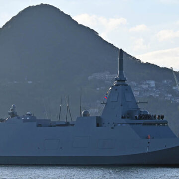 cc 海上自衛隊, modified, https://commons.wikimedia.org/wiki/File:%E8%AD%B7%E8%A1%9B%E8%89%A6%E3%80%8C%E3%81%AE%E3%81%97%E3%82%8D%E3%80%8D%E3%81%AE%E5%85%A5%E6%B8%AF.jpg