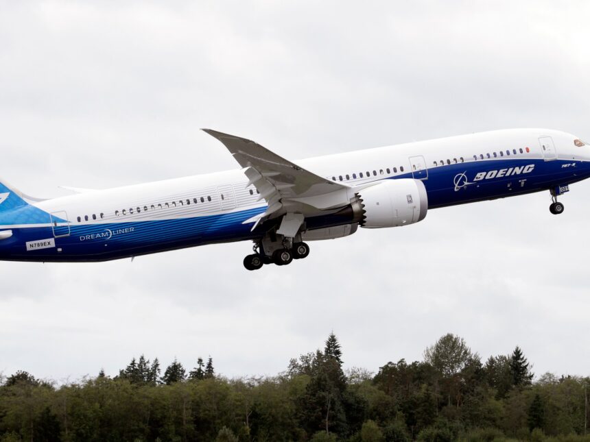 USA beordrar inspektioner av Boeing 787-plan efter ett dyk i luften

