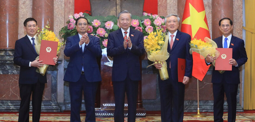 Vietnams nya ledarskap: gammal väg, nya förväntningar Photo title: General Secretary, President To Lam appoints new deputy prime ministers: Mr. Nguyen Hoa Binh, Mr. Bui Thanh Son and Mr. Ho Duc Phoc on August 26, 2024 Photo credit: VNA