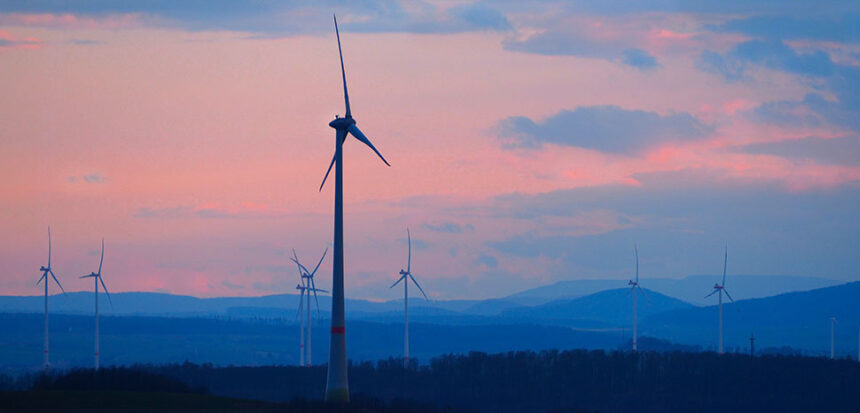 Wales blir grön(er) med vindenergi cc Michael Mueller, modified, https://flickr.com/photos/104342908@N08/51065801006/in/photolist-2kUHAzF-2nHCCUL-2ngBcp5-2mYHKQr-2k3ZxVu-2kNvzwW-2oDkabD-8VUic4-2f3akaZ-2jYZy5v-bv7HCM-5pHdXp-bv7Fck-bv7y8p-bv7NXz-bv7AnV-bv7KxM-bv7PGc-bv7J9K-bv7CrX-8XaGEX-JEgtgK-bv7NcB-bv7z2H-bv7BGc-2gHxaYg-2kKxUYX-2oYho9c-dPrBSV-dPxdeS-dPxdBq-2pEhnp9-dPrCQ4-dPrxAg-dPcTkv-dPryZT-dPitMj-dPxebj-dPxbwW-dPxbj3-dPrzwt-dPcNBg-4QGtQD-dPirPG-dPcP2F-dPcQfR-dPisnL-dPcPoV-dPxfJj-dPrAWD