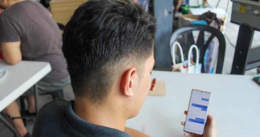 På Filippinerna fördömer användare av låneappar bedrägeri, hot och skuldsättning På Filippinerna fördömer användare av låneappar bedrägeri, hot och skuldsättning