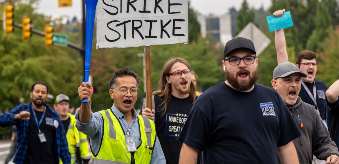 Boeing-arbetare går ut i strejk i ett nytt slag mot den oroliga flygjätten

