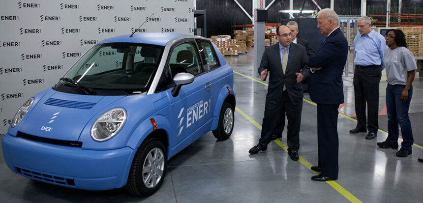 Gränserna för frihandel: Spänningar mellan USA och Kina över elfordonssektorn Vice President Joe Biden tours the Ener1 Inc. battery factory with CEO Charles Gassenheimer and COO Richard Stanley and is shown a THINK City, an electric car that uses Ener1 batteries, in Greenfield, Indiana, Jan. 26, 2010. (Official White House Photo by David Lienemann), modified, https://obamawhitehouse.archives.gov/blog/2011/01/26/our-plan-put-one-million-advanced-technology-vehicles-america-s-roads