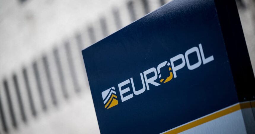 Poliser infiltrerar krypteringsappen "Ghost" som används av knarkbaroner, maffian Poliser infiltrerar krypteringsappen "Ghost" som används av knarkbaroner, maffian