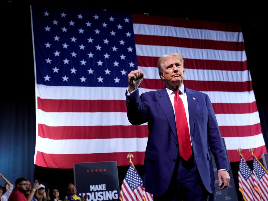 Trump lovar att slopa all skatt på övertid om han blir omvald

