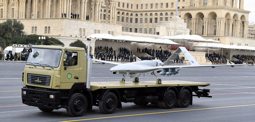 Türkiyes försvarsindustri framstår som en global aktör cc President.az, modified, https://commons.wikimedia.org/w/index.php?search=Bayraktar%20TB2&ns0=1&ns6=1&ns12=1&ns14=1&ns100=1&ns106=1#/media/File:Bayraktar_TB2_at_2020_Victory_Parade_in_Baku.jpg