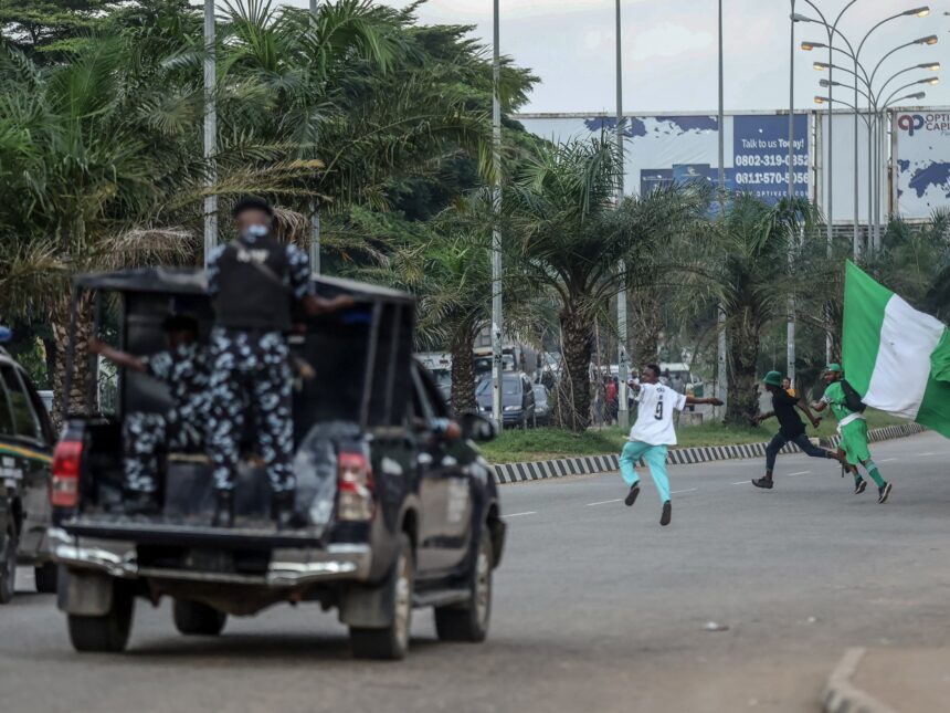 Nigerianer fördömer "anti-fattiga" åtgärder i nya protester mot regeringen Nigerianer fördömer "anti-fattiga" åtgärder i nya protester mot regeringen