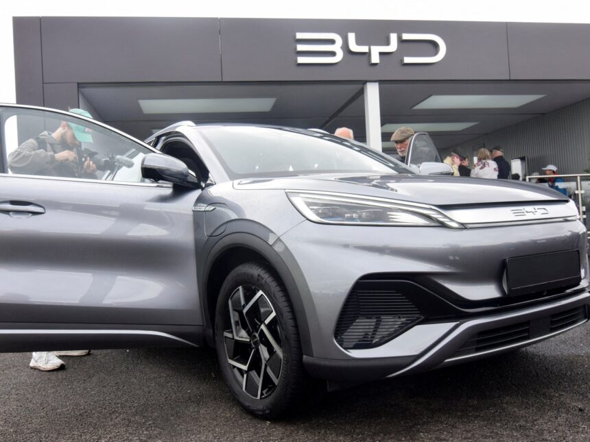 EU höjer tullarna på kinesiska elbilar, vilket leder till tillrättavisning från Peking

