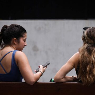 Australien går ett steg närmare världens första förbud mot sociala medier för under 16 år

