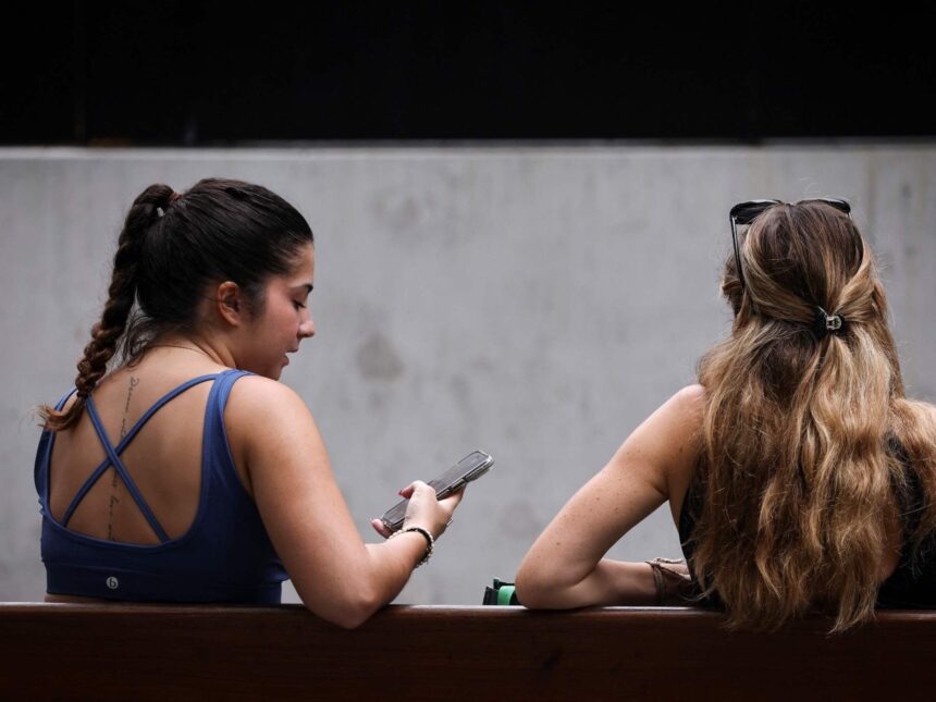 Australien går ett steg närmare världens första förbud mot sociala medier för under 16 år

