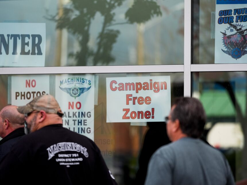 Boeing-arbetare röstar för att avsluta sju veckors strejk

