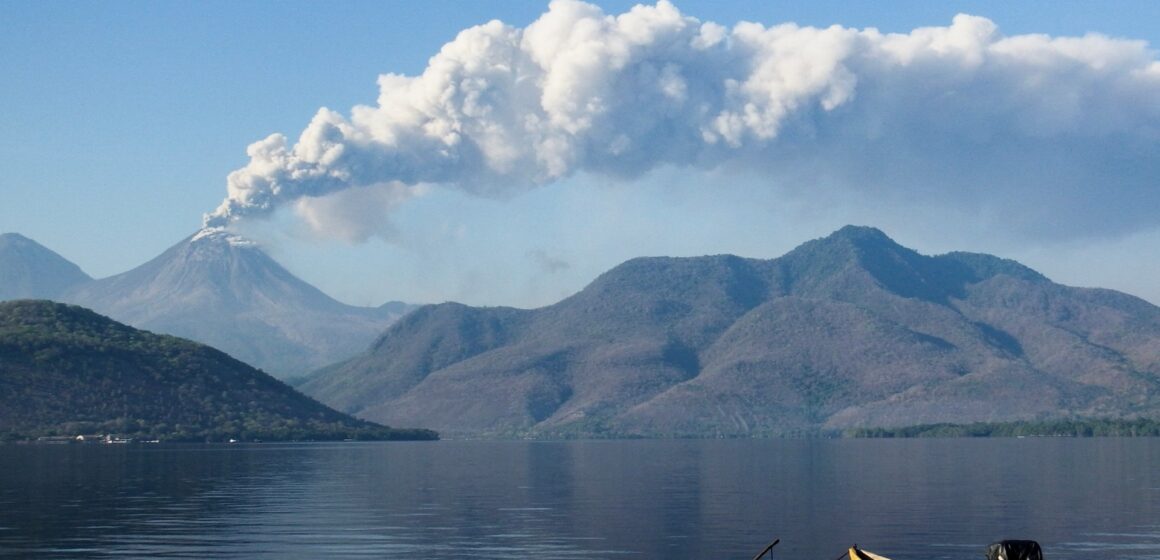 Flygbolag ställer in Bali-flygen efter att vulkanen spyr ut aska miles upp i himlen

