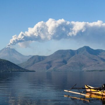 Flygbolag ställer in Bali-flygen efter att vulkanen spyr ut aska Flygbolag ställer in Bali-flygen efter att vulkanen spyr ut aska miles upp i himlen