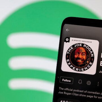 Joe Rogan svarar efter att den australiensiska mediechefen fördömt "avstötande" inverkan

