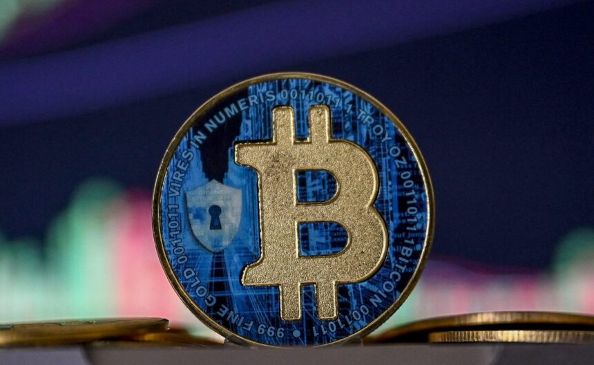 Bitcoin toppar 100 000 $ efter att Trump valt kryptovänlig SEC-stol

