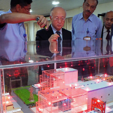 cc IAEA Imagebank, modified, https://flickr.com/photos/iaea_imagebank/8638144448/in/photolist-eajKoY-2hvuNoG-dM66wU-2oUeN6y-dR2fA9-2msDFAh-2hvr4Uq-2no9L8U-FJsLrw-R4XXrQ-eajJgE-2m36xj9-dLZx18-2n26QgL-2m3e8Vm-2m3bins-x2VarJ-6f5Fmu-6f5Jiw-2gq63qv-6f5Jww-6f5JqC-22JskUZ-2nPxtgW-6f5Jm1-6f1yBr-335boA-335c9N-bs8XyN-qR7sF1-fELaz9-6f5JnE-rvxFdy-bF3Rik-dLZwUx-2iVabmJ-2dfH2hf-qzae2J-2pHfB6y-2nPrtRV-2aCbs1W-eZbmZa-6f5JoJ-dgGUmu-qz9n5Y-dgGUcy-GG88WE-cCJeDd-2nPyqeU-FBS4Dd