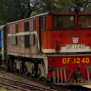 cc calflier001, modified, https://commons.wikimedia.org/wiki/File:MYANMAR_RAILWAYS_LOCO_HAULED_TRAIN_AT_YANGON_STATION_MYANMAR_JAN_2013_%288554822776%29.jpg