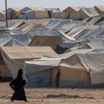 Uppfödningsgrunder för extremism: Hur Syriens flyktingläger ger bränsle till radikalisering cc Y. Boechat (VOA), modified, https://commons.wikimedia.org/wiki/File:VOA_in_Al-Hol_Camp,_Syria,_17_October_2019.jpg