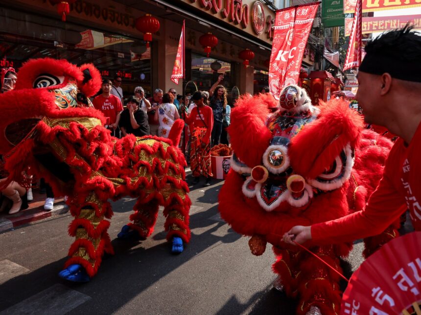 Vem firar ormens kinesiska Lunar New Year och hur?

