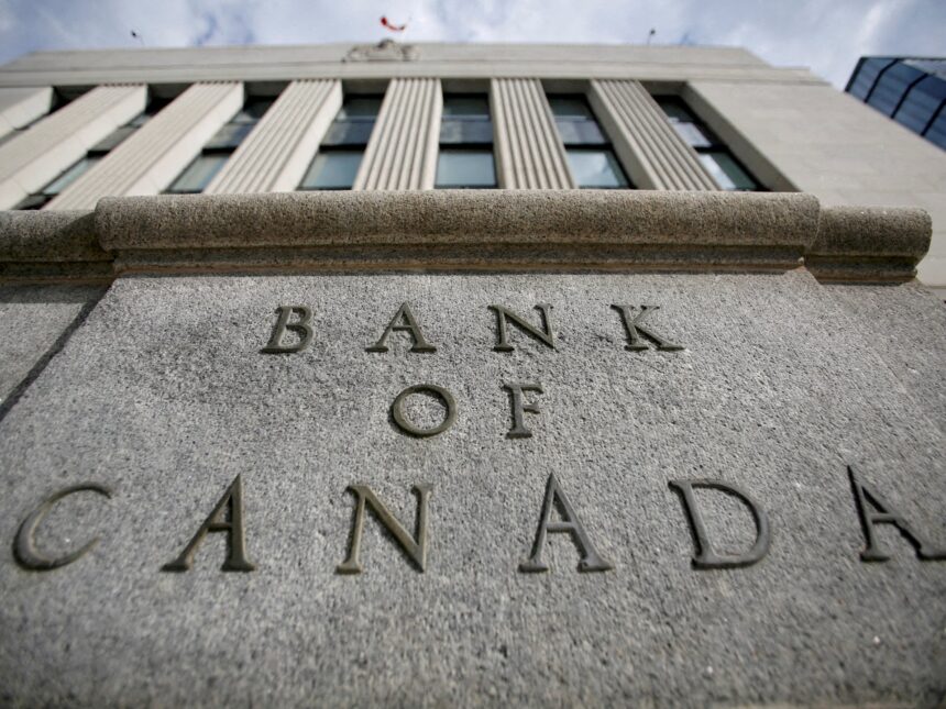 Bank of Canada sänker räntorna, varnar handelskonflikten kommer att "skada"

