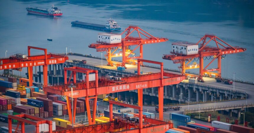 Kinas export nådde rekordhögt när Trump-tullarna skymtar

