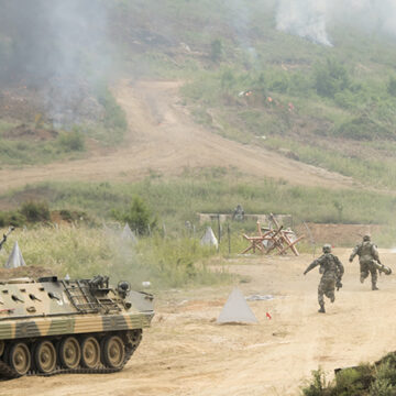 cc Chairman of the Joint Chiefs of Staff, modified, https://flickr.com/photos/thejointstaff/36558137376/in/photolist-XGw1zo-Xayw25-etXxos-XLACQr-XLAzYz-WuLDNb-9H4jnL-231YHLZ-XLACxx-XayxUo-WuLECh-XaymWG-XGw4L3-XaykRL-WuLEch-WuLCLm-XGw5zs-XLAC4X-21FbVZC-XGw26d-XGw48E-XGw3LY-XLAz2K-XayxzW-XLAyxZ-XLAzwc-2817chj-21DfLGG-22zpxHs-Fzg7f3-21EfbxL-2335fhG-23fUxYf-23nst69-23cDPWW-21DfJuL-24kKKgx-22VaMjK-26YYc4A-GgiJZm-JqvVTa-EN8zdX-22kLQBv-244DEJK-ZmBBj6-23nsrrh-22VnNJJ-Em17aZ-22zpxtE-KkA5St / CJCS meets PRC troop in Shenyang