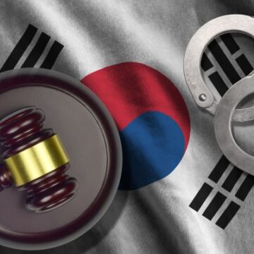 Pro-Yoon Rioters attackerar domstolsbyggnaden efter en ny arresteringsorder mot presidenten Pro-Yoon Rioters Attack Courthouse After New Arrest Warrant Against the President