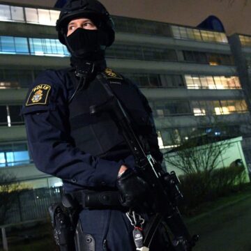 Sverige syftar till att införa lag som låter polisen wiretap barn när gängvåldet stiger
