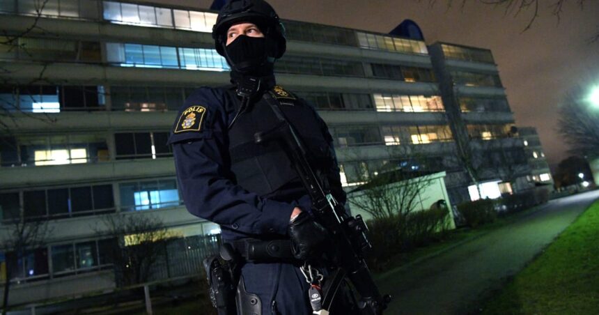 Sverige syftar till att införa lag som låter polisen wiretap barn när gängvåldet stiger
